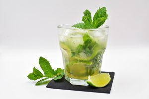 Widokod przodu na szklankę tylpu old fashioned. W środku bezalkoholwy koktajl Virgin Mojito