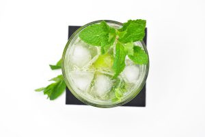 Widok z góry na szklankę tylpu old fashioned. W środku bezalkoholwy koktajl Virgin Mojito